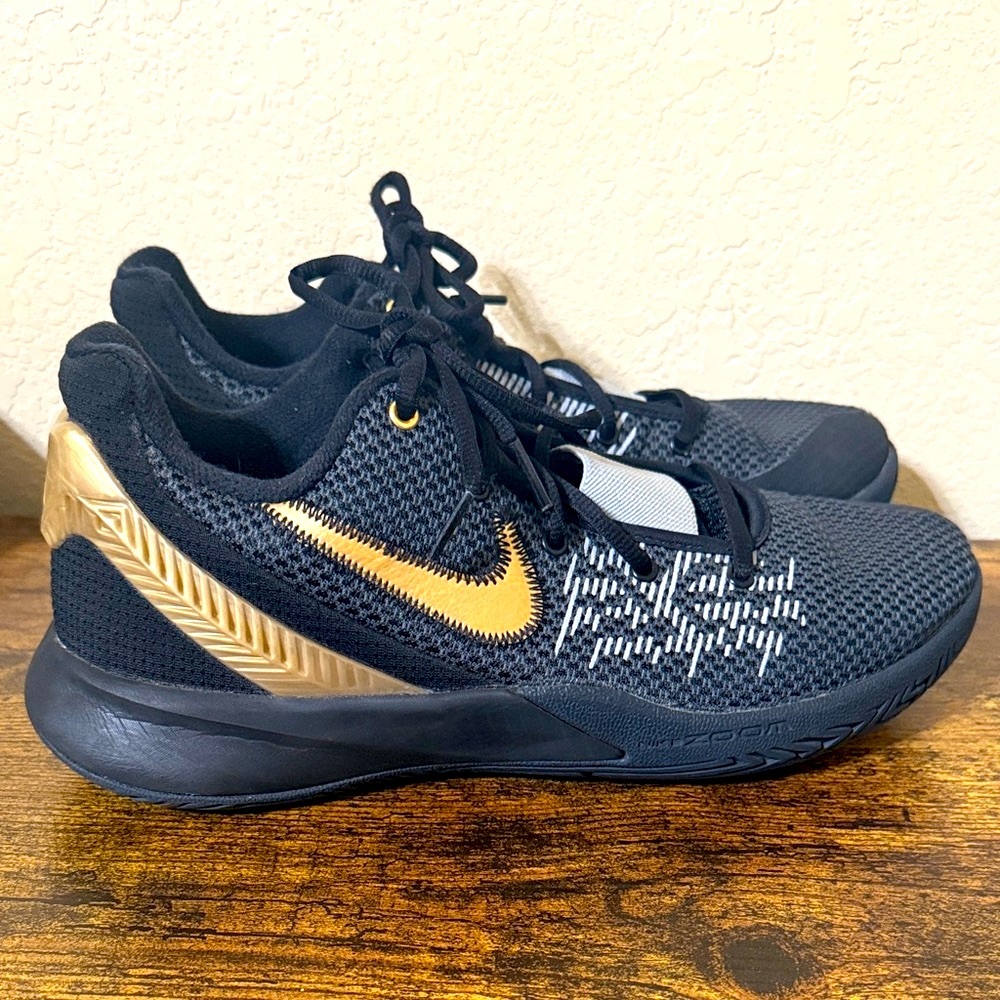 Nike zoom Kyrie Irving Flytrap II Black and Gold Athletic Shoes